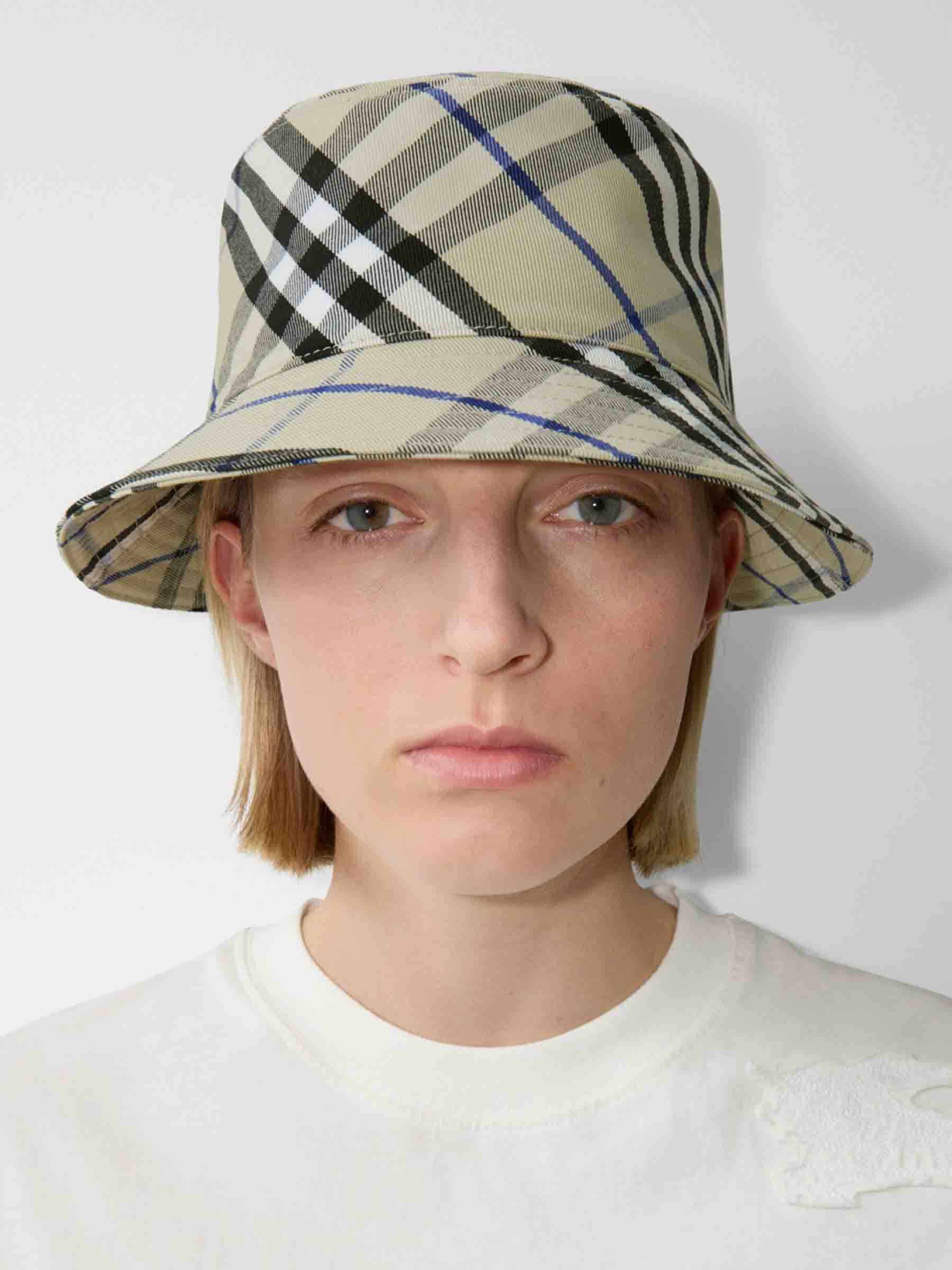 Burberry Sombrero Pescador Tartan color Beige sku 695-001501 01 - Foto 2