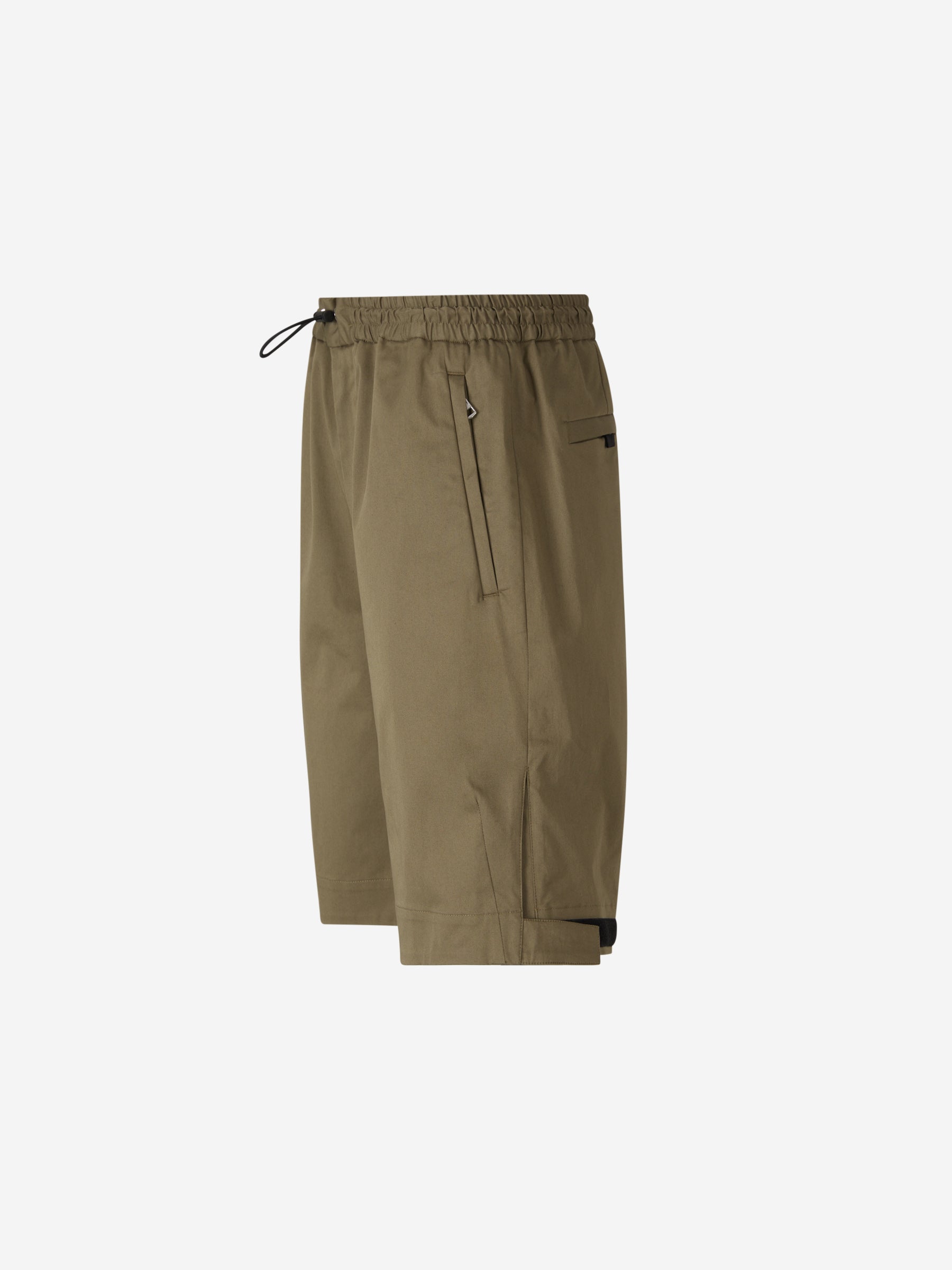 Moncler Bermudas Aberturas Laterales color Verde Militar sku 523-000764 01 - Foto 2